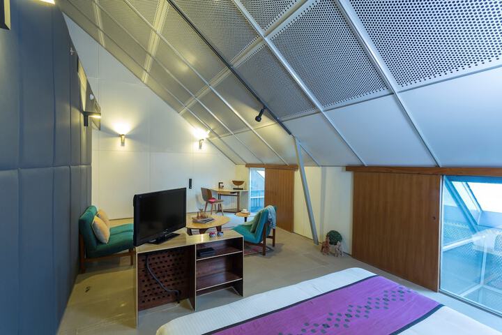 Room 9 of 99