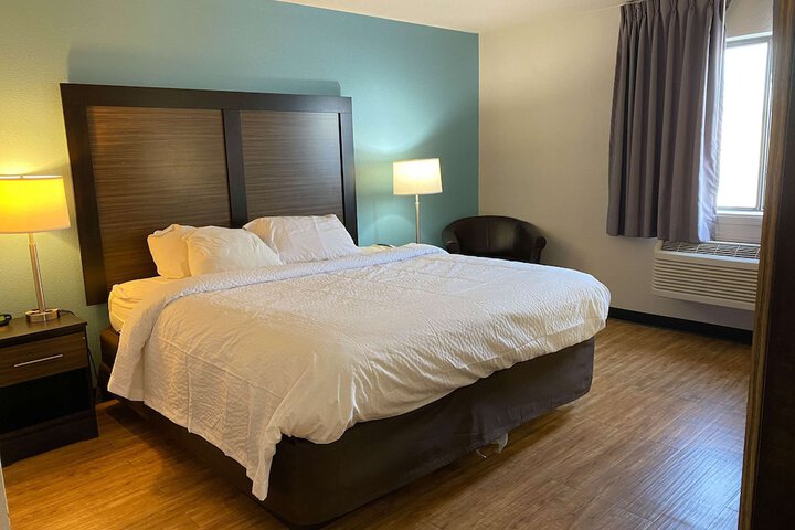 Deluxe King Bed (6 of 14)
