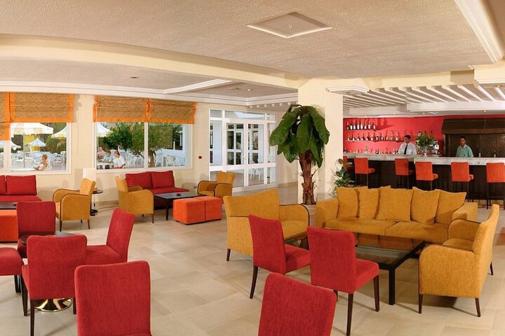 Lounge 30 of 43