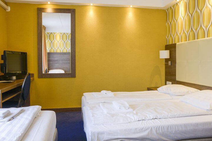 Room 9 of 40