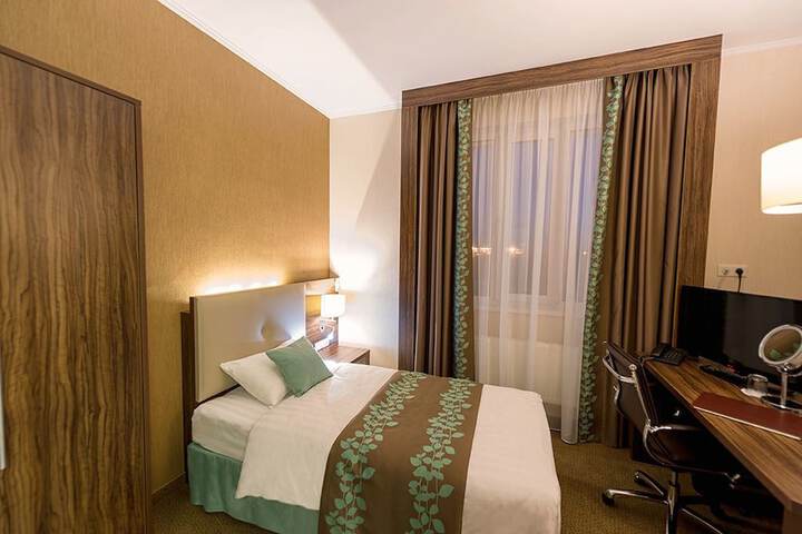 Room 10 of 14