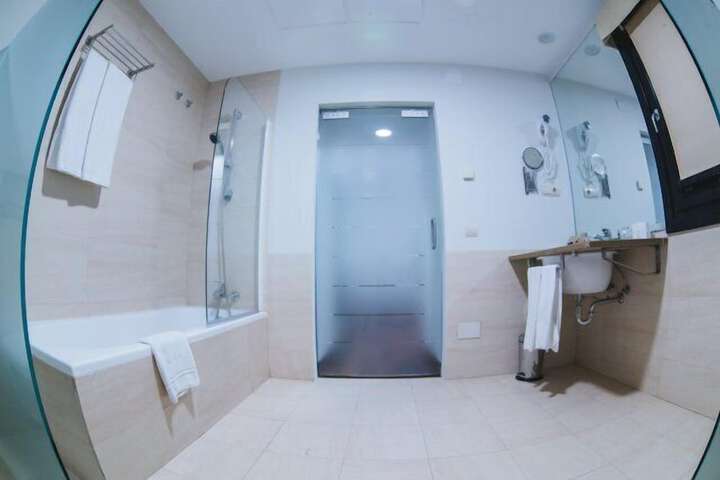 Room 52 of 75