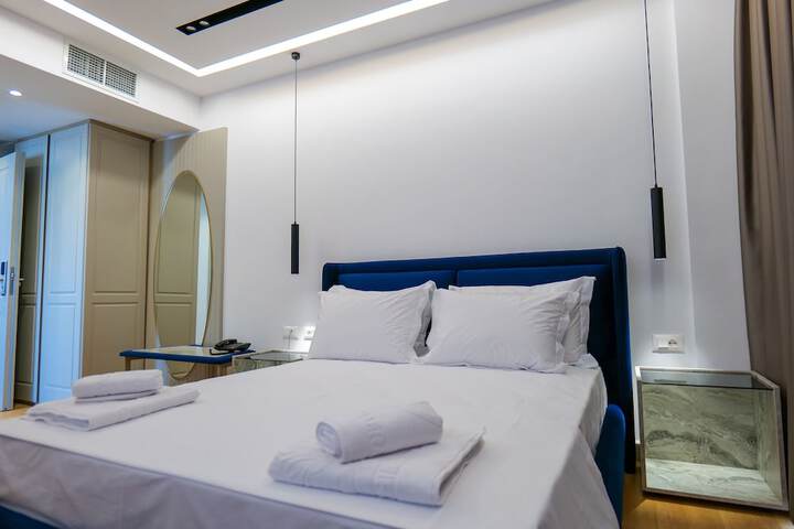 Room 15 of 102