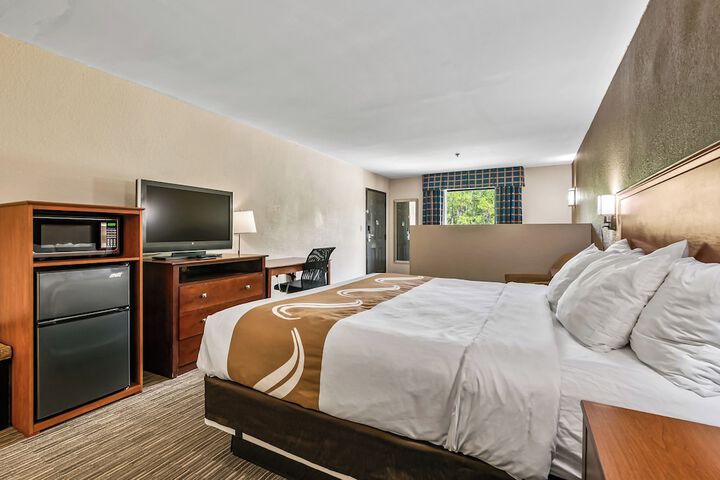 1 King Bed (33 of 33)