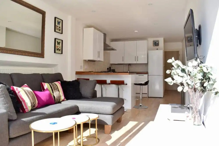 Stylish & Bright 2 Bedroom Flat With Garden