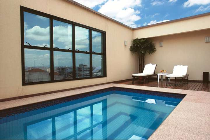 Hotel Pool