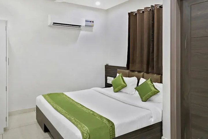 Room 6 of 28