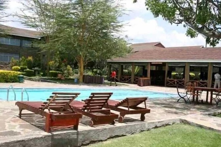 Pool 10 of 25