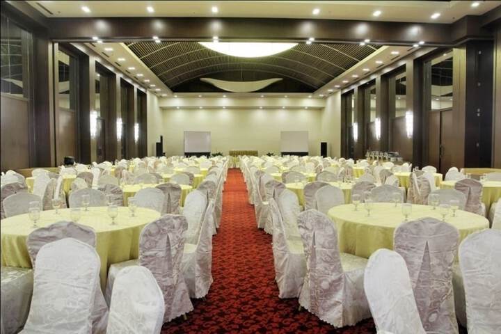 Ballroom/Hall 12 of 18