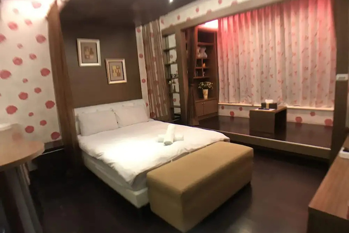 Room 4 of 15