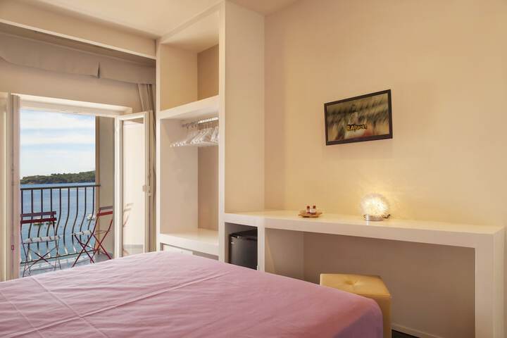 Room 8 of 82