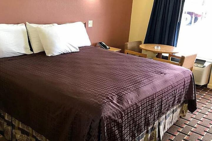 1 King Bed - Free WiFi, Microwave, Minifridge Coffeemaker, Hairdryer Cable TV HBO (7 of 11)