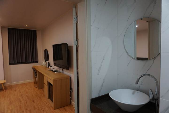 Room 3 of 9