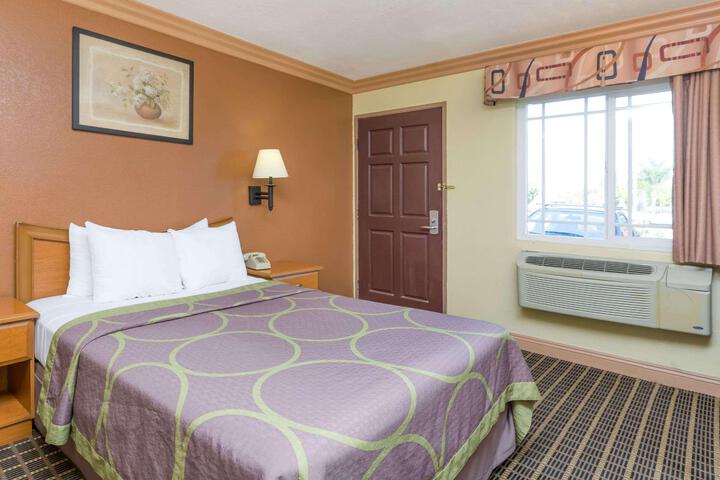 1 Double Bed Mobility Hearing Impaired Accessible Room (4 of 8)