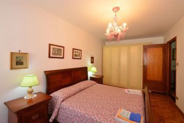 Room 6 of 10