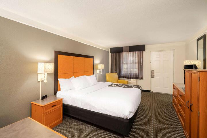1 King Bed (2 of 16)