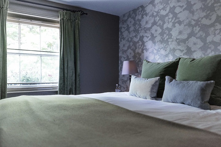 Room 4 of 77