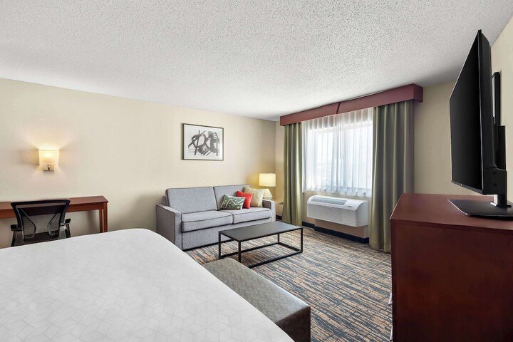 1 King Accessible Comm Assist Bathtub Microwave, Refrigerator Full Breakfast (8 of 33)