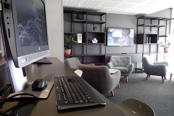 Lobby lounge