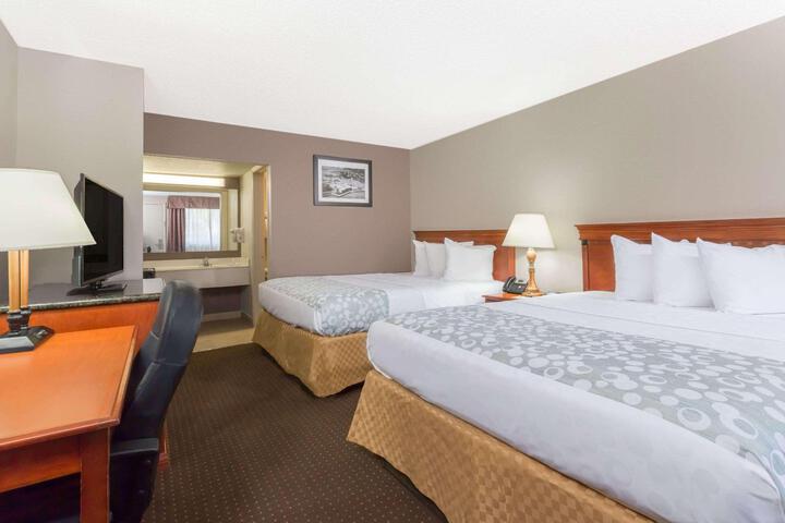 2 Queen Beds (5 of 6)