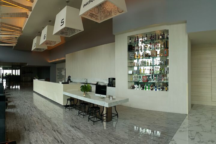 Lounge 50 of 64