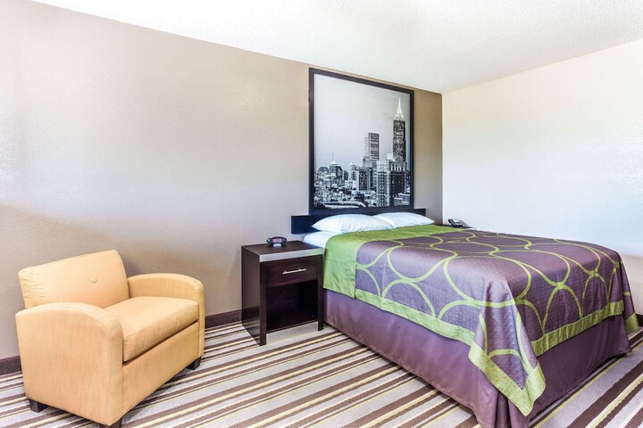 1 Queen Bed (15 of 17)