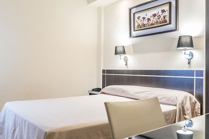 Room 5 of 18