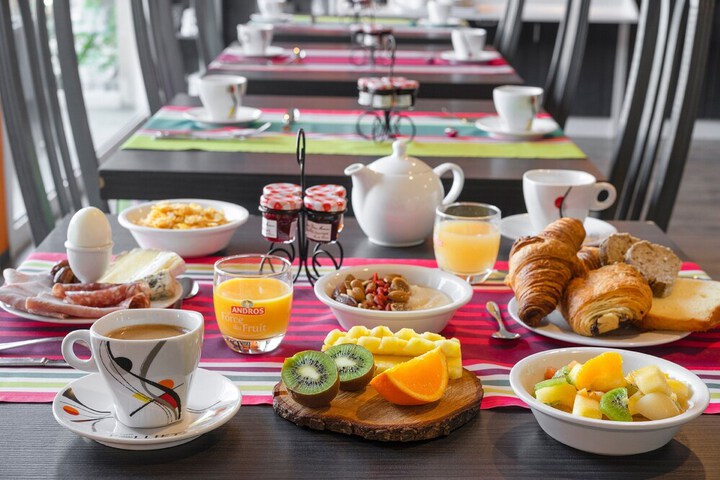 Breakfast/Coffee Service 25 of 32