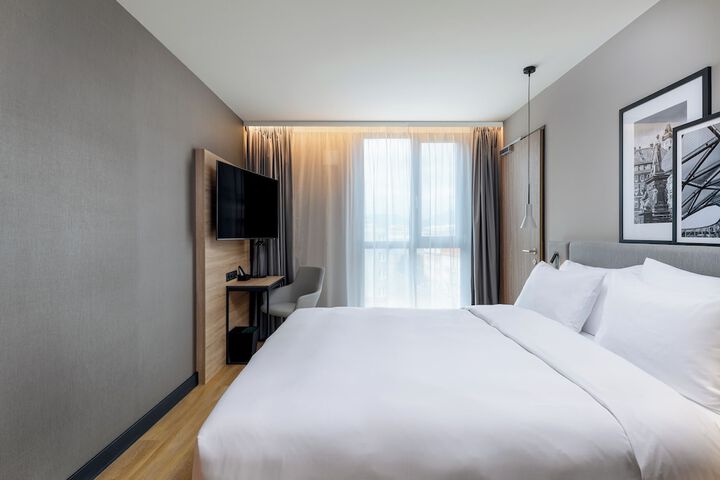 Room 16 of 108