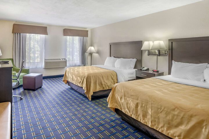 2 Queen Beds (8 of 12)