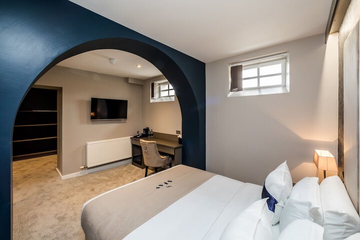 Room 8 of 61