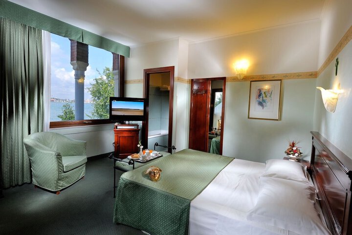 Room 8 of 19