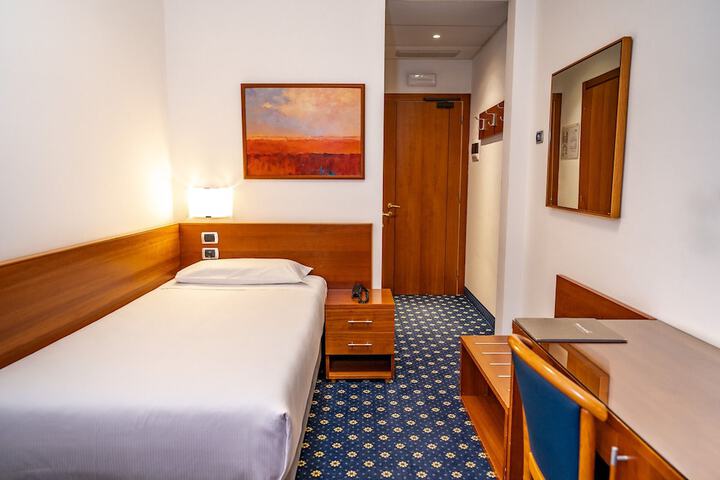 Room 4 of 28