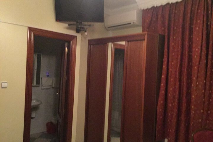 Room 4 of 25