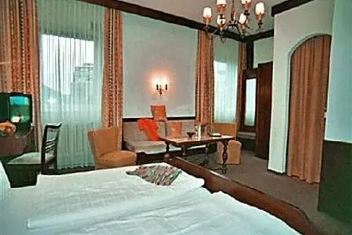 Room 6 of 16