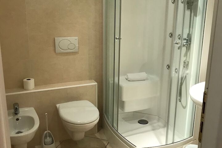 Room 13 of 20