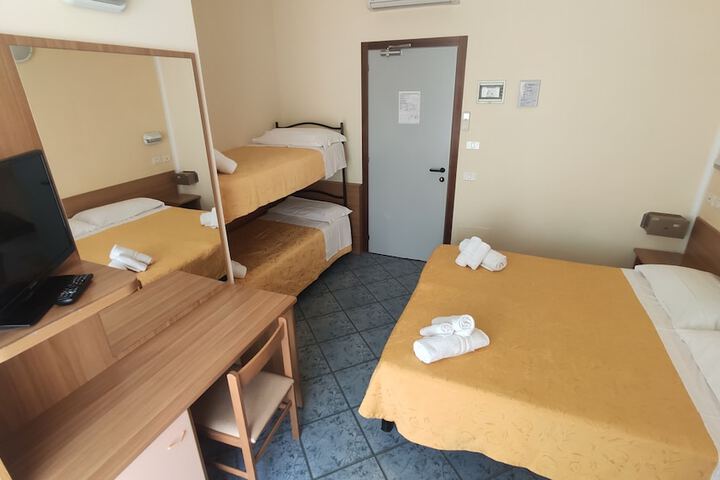 Room 12 of 34