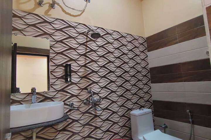 Room 5 of 14