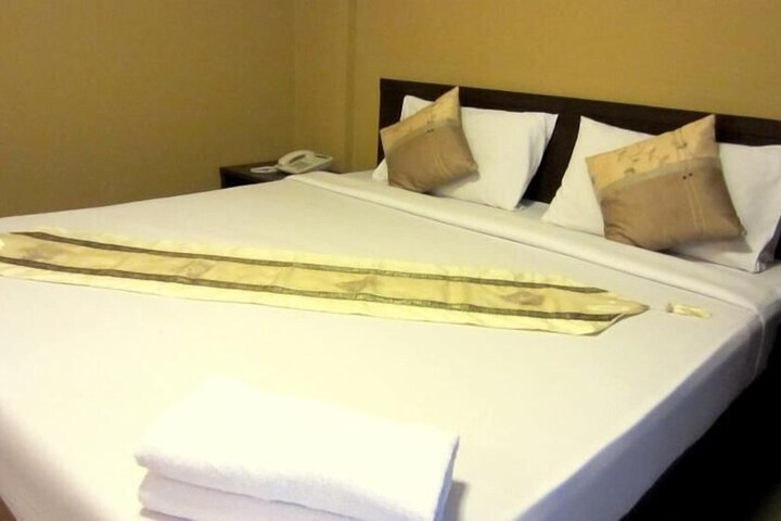 Room 6 of 13