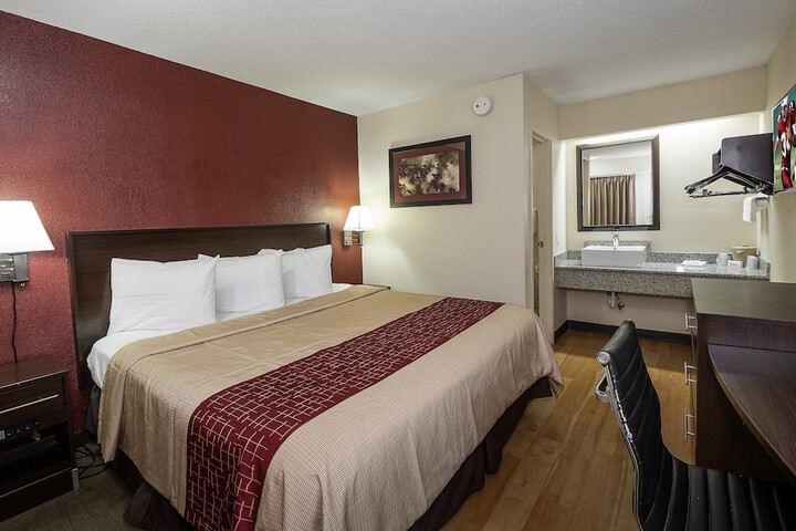 Deluxe King Bed (2 of 12)