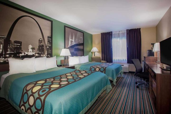 2 Queen Beds (2 of 3)