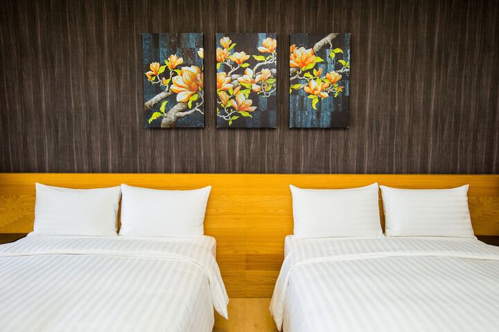 Room 6 of 33