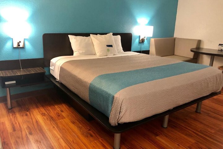 1 King Bed Mobility Accessible Tub (6 of 9)