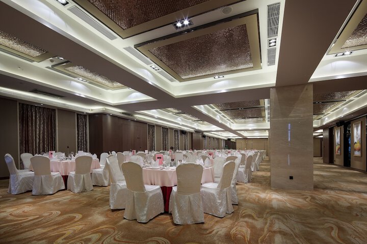 Ballroom/Hall 73 of 88
