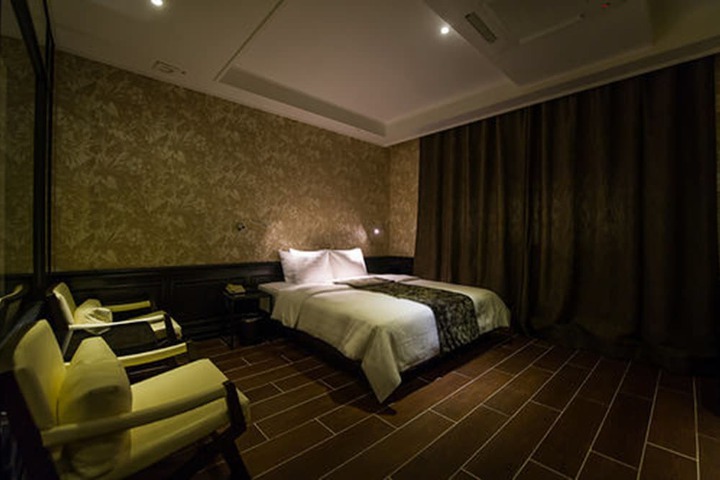 Room 28 of 69