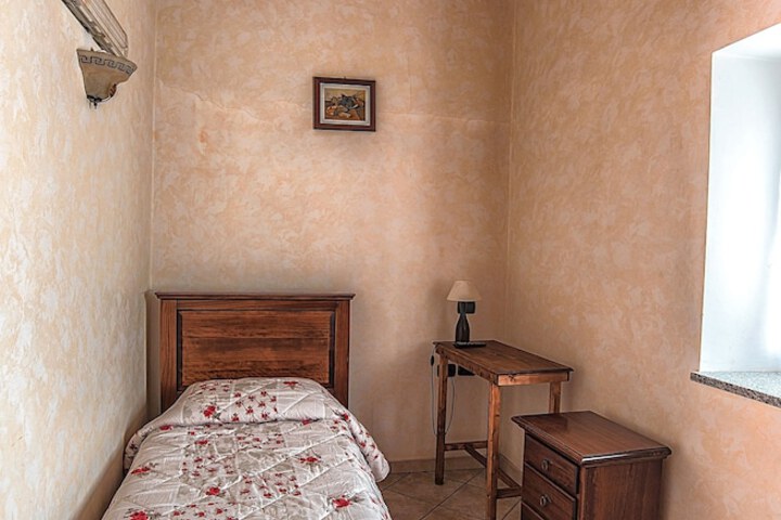 Room 5 of 38