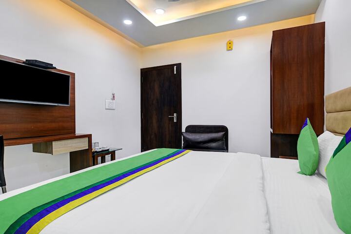 Room 4 of 7