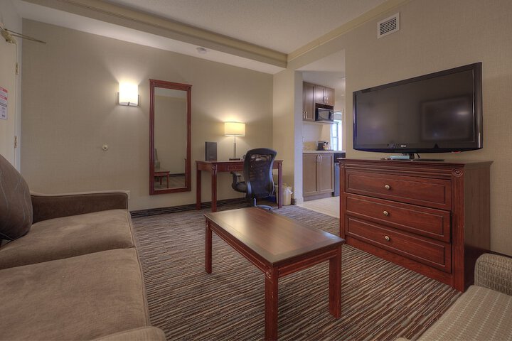 1 King Bed Gretzky Wing Microwave and Refrigerator Sofa Bed High Speed Internet Accessible Full Breakfast (24 of 33)
