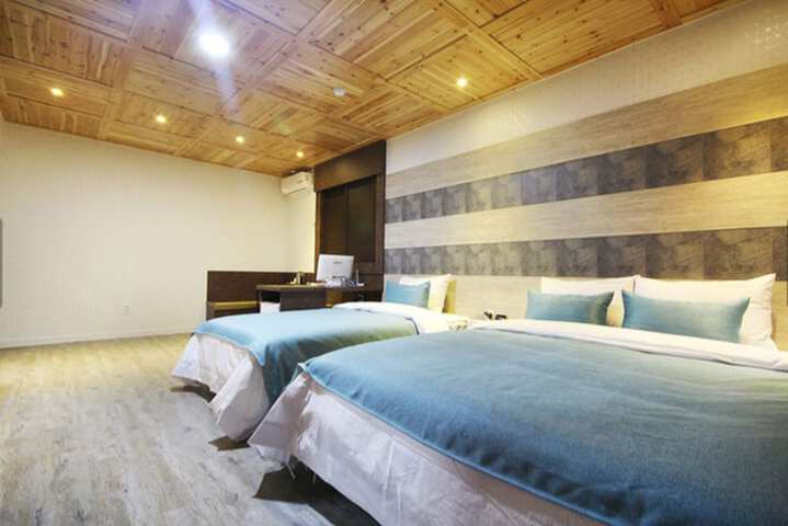 Room 9 of 48