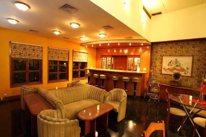 Lounge 33 of 58